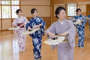 稽古場で先生が扇の使い方を教える日本舞踊の稽古