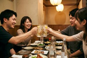 ハイボールで乾杯する友人たち