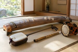 畳の部屋に並べた琴、三味線、尺八、小鼓