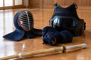 道場の床に並べた面、小手、胴、竹刀