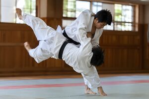背負い投げで相手を投げる瞬間