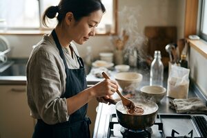 ココアを作る女性