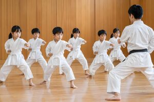 道場で揃って型の練習をする子どもたち