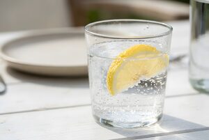 レモンを浮かべた炭酸水