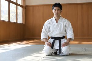 稽古の前に静かに黙想する空手家