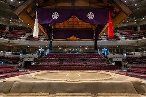 吊り屋根と房のある大きな会場の土俵