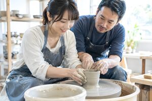 陶芸教室でろくろに挑戦する30代女性