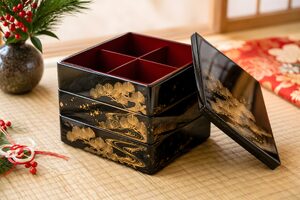 畳に置かれた蒔絵の重箱