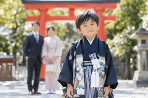 鳥居の前で羽織袴姿で立つ5歳の男の子
