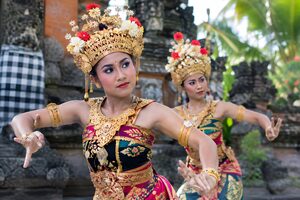金の頭飾りをつけて寺院で踊るバリの伝統舞踊