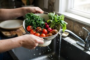 ざるで水を切る手元