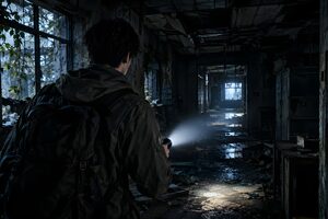 懐中電灯を手に廃墟を探索する若い男性