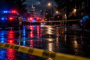 雨の夜の規制線とパトライトの反射