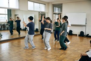 大学のホールでダンスの練習をするサークル