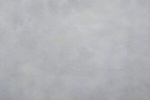 明るいグレーのモルタル壁