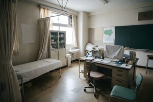 ベッドと薬棚のある保健室