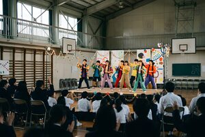 ステージで踊る文化祭の生徒たち