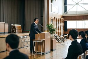舞台で話す校長先生