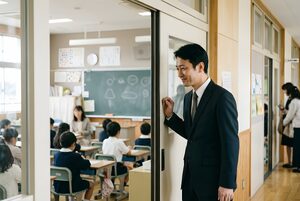 教室の入口から我が子を見守る父親