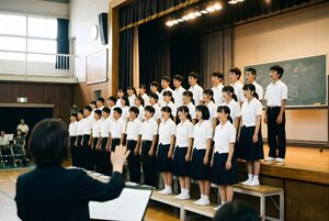 ステージで合唱する中学生たち