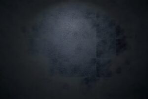 スポットライトが当たる黒い壁