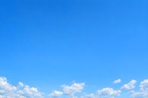 文字を載せやすい青空と白い雲