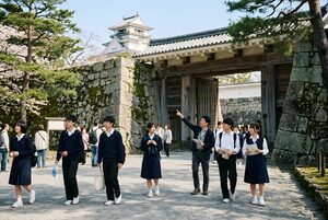 城の石垣を見学する日本史の生徒たち