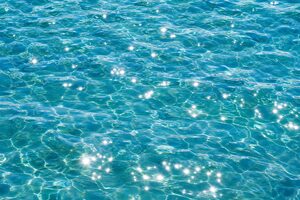 きらめく海の水面