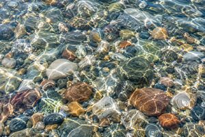 小石の見える澄んだ浅瀬