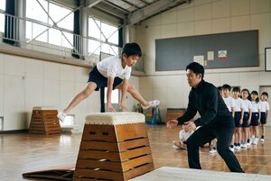 跳び箱を跳ぶ体育の授業