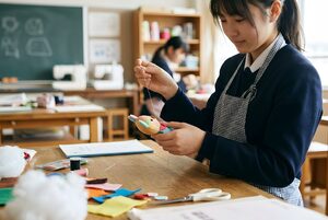 フェルトのぬいぐるみを縫う家庭科部の部員
