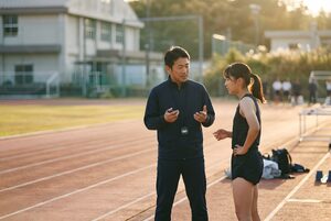 選手にアドバイスをする陸上部の顧問