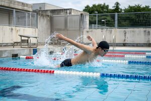 バタフライで泳ぐ水泳部員