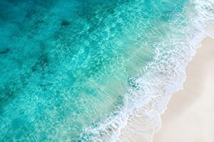 真上から見た青い海と白い砂浜