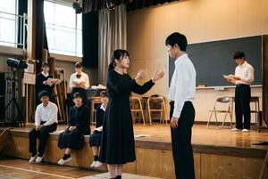 舞台で演じる演劇部員たち