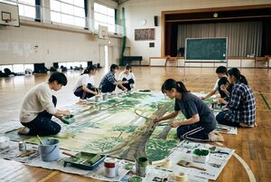 舞台の大道具を塗る演劇部員たち