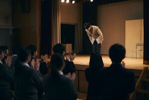 カーテンコールでお辞儀をする演劇部員