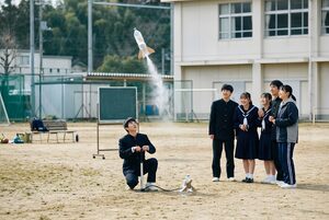 ペットボトルロケットを飛ばす科学部員たち