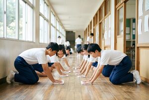 廊下を雑巾がけする中学生たち
