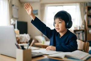 自宅のパソコンでオンライン授業を受ける男の子