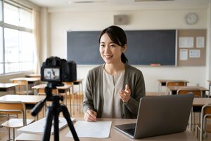 教室からオンライン授業をする先生