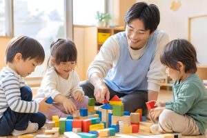 積み木で遊ぶ男性保育士