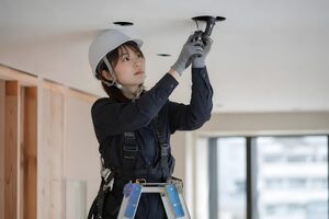 天井の照明を取り付ける電気工事士