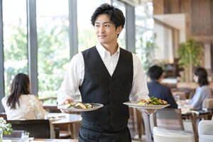料理を運ぶホールスタッフ