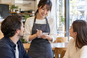 注文を聞くホールスタッフ