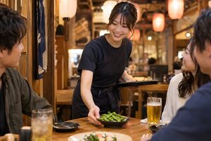 枝豆をテーブルに置く居酒屋の店員
