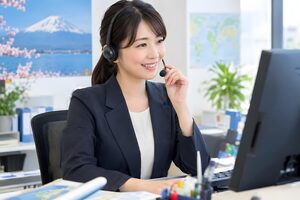 電話で予約を受けるスタッフ
