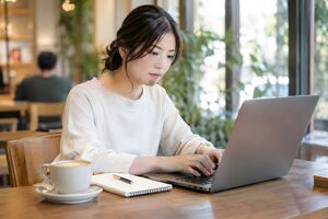 カフェで原稿を書くライター