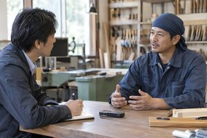 取材でメモを取るライター