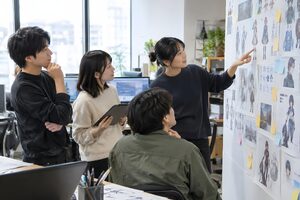 キャラクター案を話し合う開発チーム